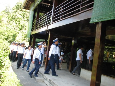 Hàng vạn lượt người vào thăm lăng Bác