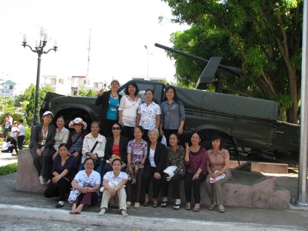 Hàng vạn lượt người vào thăm lăng Bác