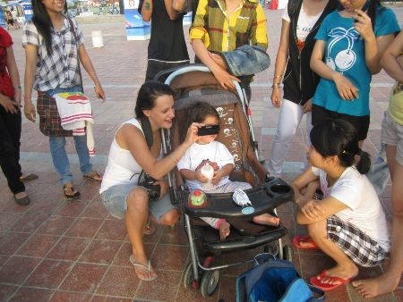 Hào hứng ngắm nhật thực hình khuyên ở công viên Biển Đông - 6 Hào hứng ngắm nhật thực hình khuyên ở công viên Biển Đông