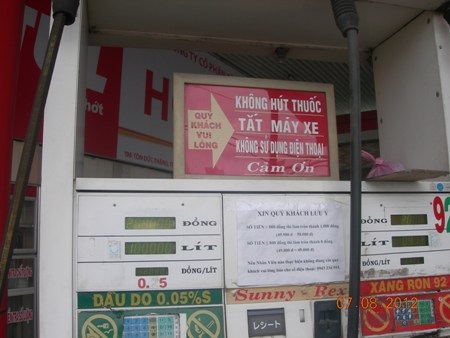 Vô tư nghe điện thoại trong cây xăng sau quy định cấm