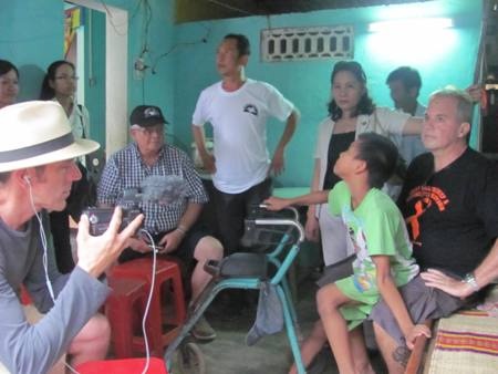 Cựu chiến binh Mỹ gia nhập Hội Nạn nhân chất độc da cam Việt Nam - 2 Ông Chuck Palazzo (áo đen) thăm các nạn nhân chất độc da cam