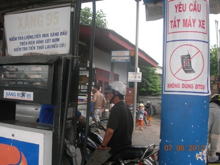 Vô tư nghe điện thoại trong cây xăng sau quy định cấm
