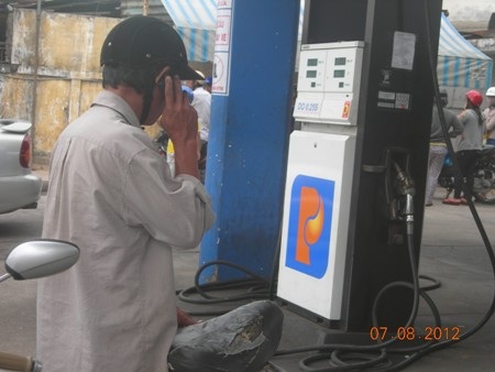 Vô tư nghe điện thoại trong cây xăng sau quy định cấm