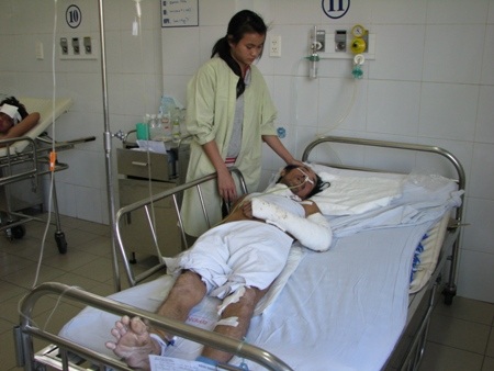 Chị em Tuyền đã cắm sổ đỏ, vay mượn hết bà con nhưng vẫn không đủ tiền để chữa bệnh cho ba