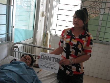 Hai bố con anh Hiệp nhận quà của bạn đọc Dân trí