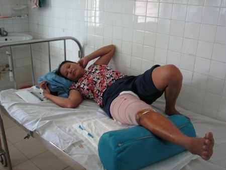 Hai bố con anh Hiệp nhận quà của bạn đọc Dân trí