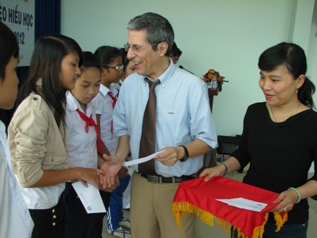 Trao học bổng cho học sinh, sinh viên nghèo hiếu học Đà Nẵng sáng 31/8.