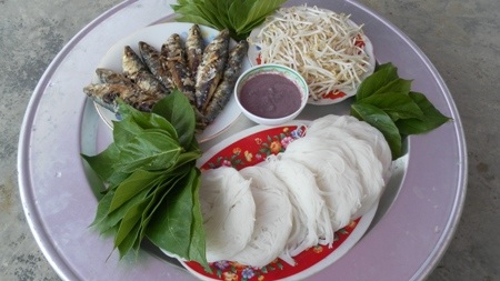 Bún lá làng Quỳnh ăn kèm với cá trích nướng