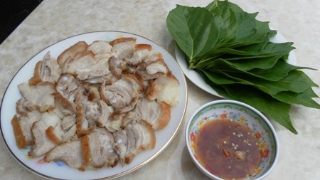 Thịt ba chỉ áp chảo ăn với lá sung