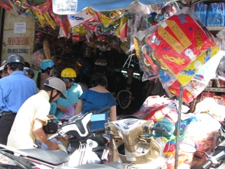 Các gian hàng bàn đồ cho người cõi âm nhộn nhịp người ra vào mua hàng