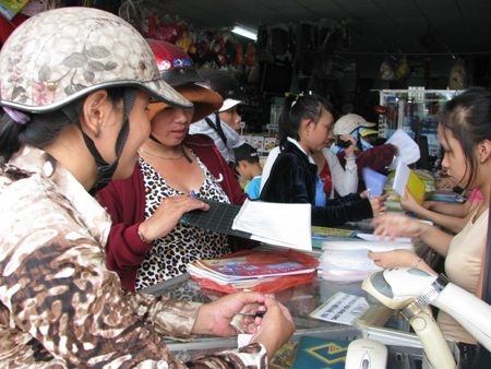 Các nhà sách tại TP Đà Nẵng nhộn nhịp bởi phụ huynh và học sinh vào mua sách và đồ dùng học tập.