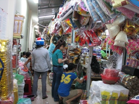 Người mua hàng chủ yếu chọn các loại hàng mã thông thường, vừa túi tiền