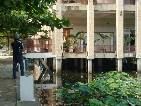 Người dân hoang mang vì bao năm nay vẫn ăn cá sông, uống nước giếng đào,...