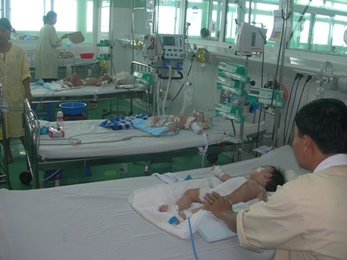 Bệnh nhân điều trị bệnh tay chân miệng tại Bệnh viện Phụ sản - Nhi