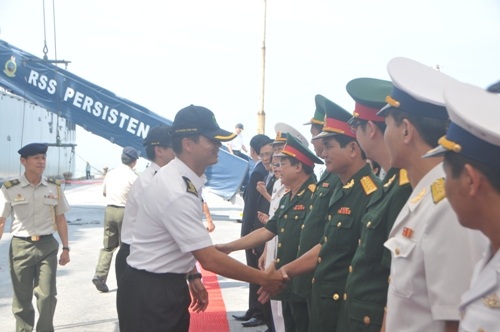 Lãnh đạo phía Việt Nam đón các sĩ quan và thủy thủ tàu hải quân 