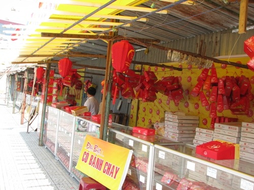 Tuy nhiên, không khí mua bán ở đây rất vắng vẻ. Lâu lắm mới có một khách hàng ghé mua.