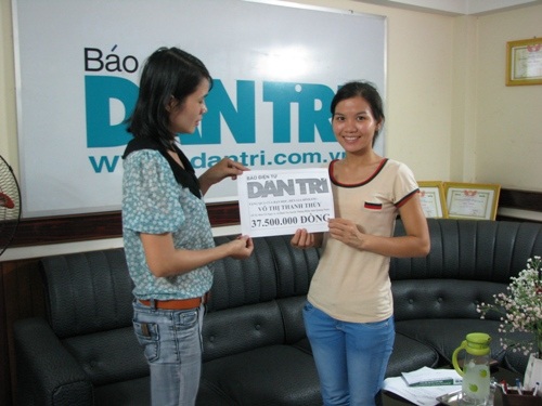 PV Dân trí trao quà cho em Võ Thị Thanh Thúy