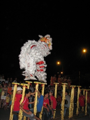 Các đội lân làm náo động không khí Trung thu