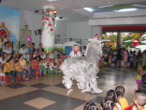 Các đội lân làm náo động không khí Trung thu