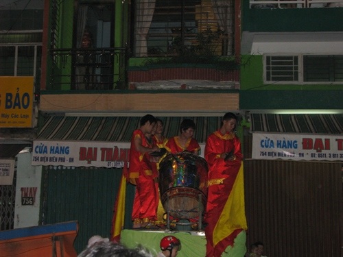 Các đội lân làm náo động không khí Trung thu