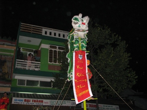 Các đội lân làm náo động không khí Trung thu