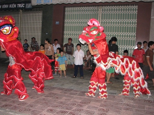Các đội lân làm náo động không khí Trung thu