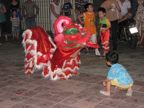 Các em nhỏ rất thích thú với màn biểu diễn của các đội lân