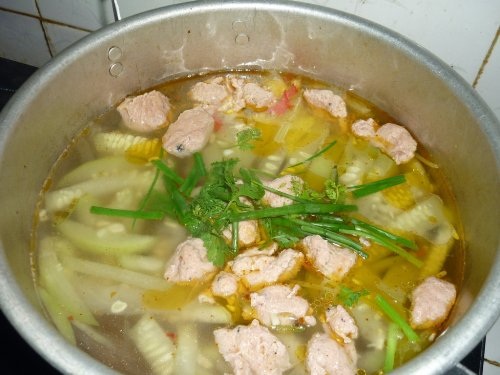 Canh dưa hồng nấu chả quết