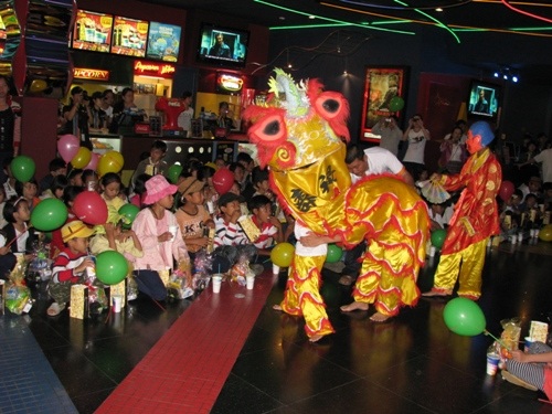 Các em nhỏ tại các trung tâm chăm sóc, bảo trợ trên địa bàn TP Đà Nẵng được xem múa lân 