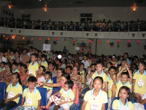 700 bệnh nhi đã có một đêm phá cỗ thật vui vẻ và đầy ý nghĩa