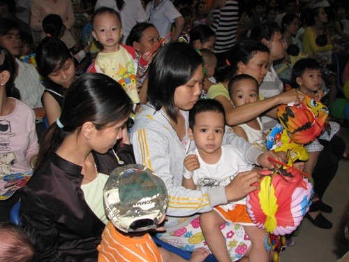 Thích thú khi được tặng đèn lồng