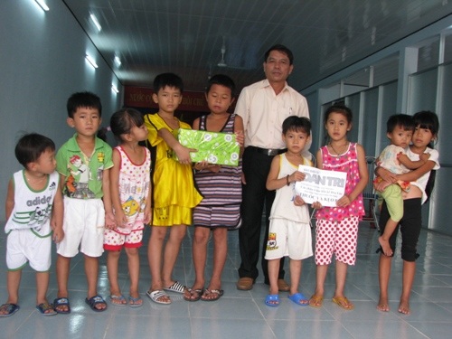 Đại diện các em nhỏ tại khu liền kề Hòa Vân nhận quà Trung thu