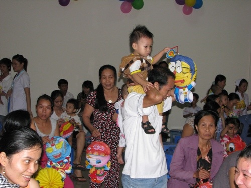 Thích thú khi được tặng đèn lồng