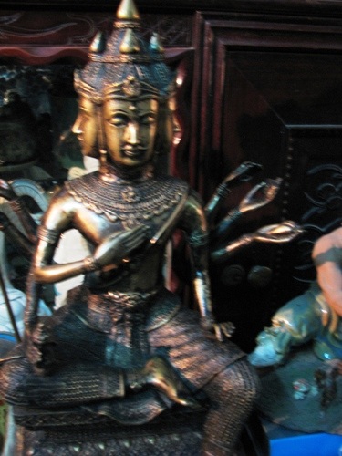 Tượng Quán thế âm nhiều mặt, nhiều tay