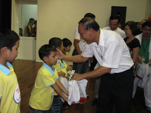 Ban tổ chức tặng quà Trung thu cho các bệnh nhi