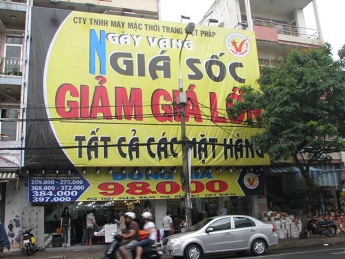 Các shop thời trang đua nhau giảm giá khủng 
