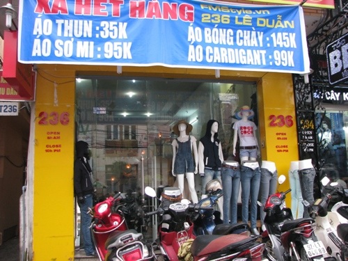 Chỉ với mấy chục ngàn đến một trăm ngàn đồng, khách hàng có thể sở hữu một sản phẩm hàng hiệu