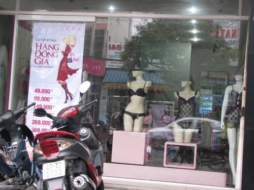 Chỉ với mấy chục ngàn đến một trăm ngàn đồng, khách hàng có thể sở hữu một sản phẩm hàng hiệu