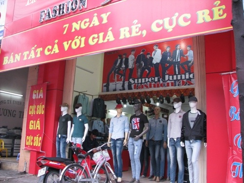 Chỉ với mấy chục ngàn đến một trăm ngàn đồng, khách hàng có thể sở hữu một sản phẩm hàng hiệu