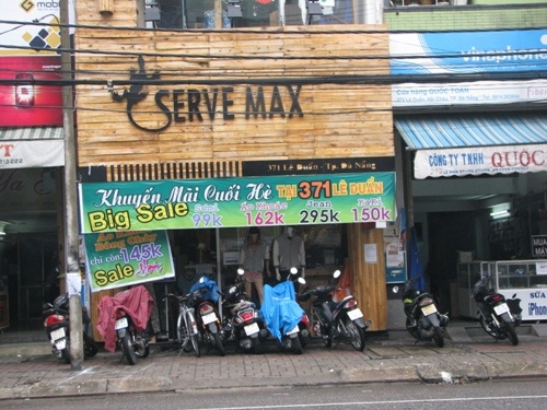 Chỉ với mấy chục ngàn đến một trăm ngàn đồng, khách hàng có thể sở hữu một sản phẩm hàng hiệu