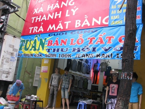 Chỉ với mấy chục ngàn đến một trăm ngàn đồng, khách hàng có thể sở hữu một sản phẩm hàng hiệu