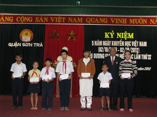 Hội Khuyến học quận Sơn Trà (TP Đà Nẵng) trao học bổng cho các em học sinh nghèo vượt khó.