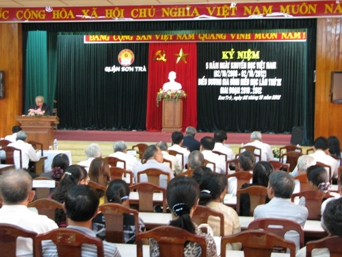 Hội Khuyến học quận Sơn Trà (TP Đà Nẵng) trao học bổng cho các em học sinh nghèo vượt khó.