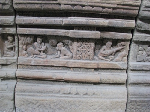 Các khuôn hình phản ánh đời sống của các tu sĩ Ba-la-môn