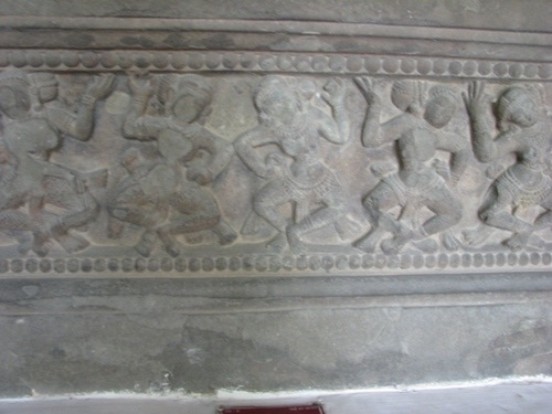 Những cảnh được khắc họa trên đài thờ thể hiện phong cách Trà Kiệu