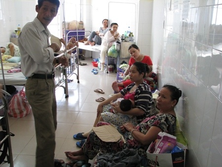 Bệnh nhân phải kê thêm giường vì quá tải