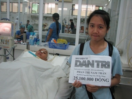 Hai chị em Nam Trân nhận quà ủng hộ của bạn đọc Dân trí