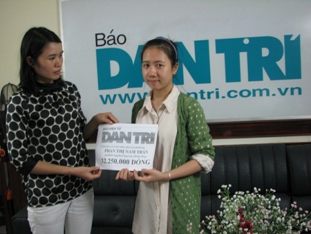 PV Dân trí trao quà của bạn đọc cho em Phan Thị Liên Châu (em gái của Phan Thị Nam Trân)