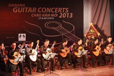 Các nghệ sĩ guitar đang biểu diễn