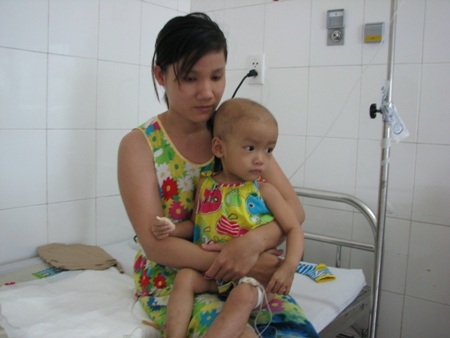 Cháu Thư đang điều trị tại Bệnh viện Phụ sản - Nhi Đà Nẵng (Trong ảnh: cháu Thư và mẹ)